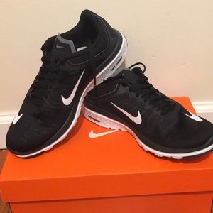 New Nike FS lite Run 4 black and white with box